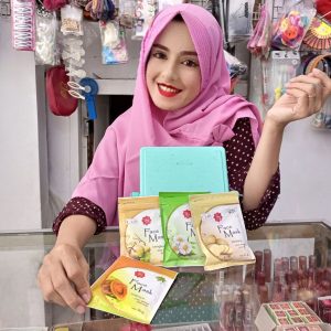 Ini adalah Viva Face Mask Kentang brand: Viva, age_group: all ages, gender: female, capacity: 30 ml, ingredients: Kaolin, Solanum Tuberosum Starch, Hectorite, Hydroxyethylcellulose, Methylparaben, 2-Bromo-2-Nitropropane-1, 3-Diol,
