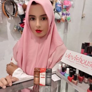 Ini adalah Inaku Kutek Hitam brand: salsa, age_group: all ages, gender: female, capacity: 15ml, ingredients: Aqua, Elais Guineensis Oli, Elais Guineensis Kernel Oli, CI 14720, Sodium Hydroxide, CI 16255, Olive (Olea Europaea) Oil, bubuk henna murni,