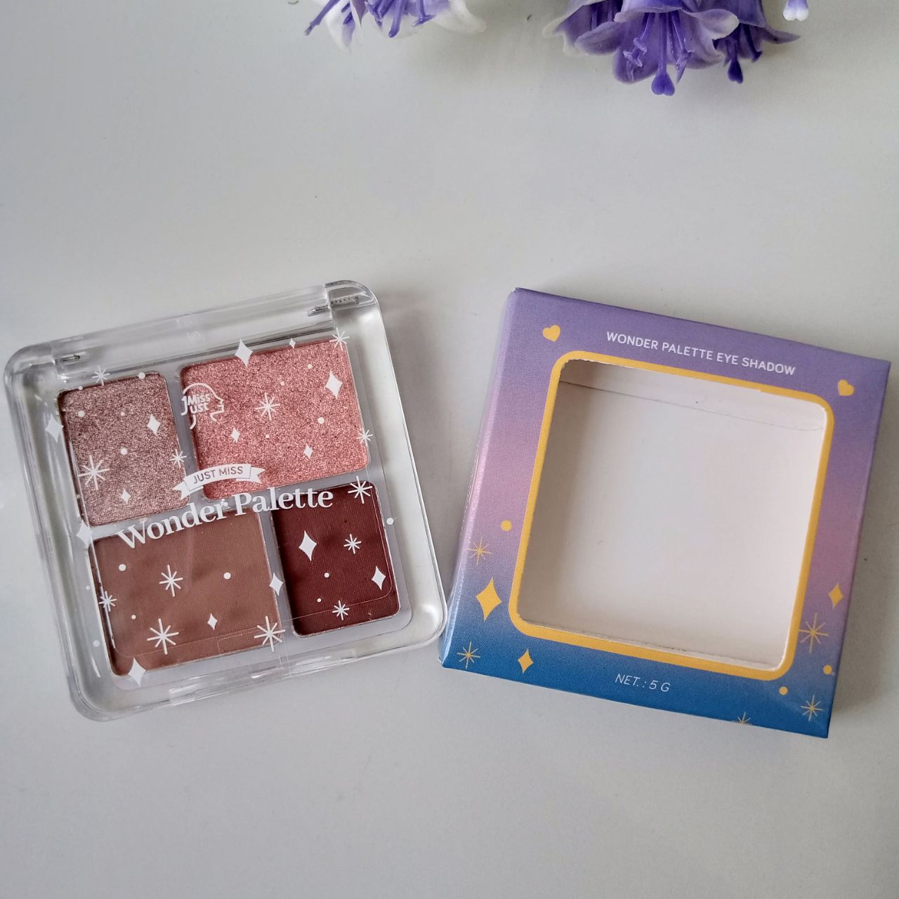 Ini adalah Just Miss Eyeshadow 01 brand: Just Miss, age_group: all ages, gender: female, capacity: 5 ml, ingredients: Mica, Ethylhexyl Palmitate, Caprylic/Capric Triglyceride, Phenyl Trimethicone, Silica, Magnesium Stearate, Bentonite, Propylene Carbonate, Phenoxyethanol, CI 77019, CI 77891, CI 77491, CI 77492, CI 77499, CI 16035:1,