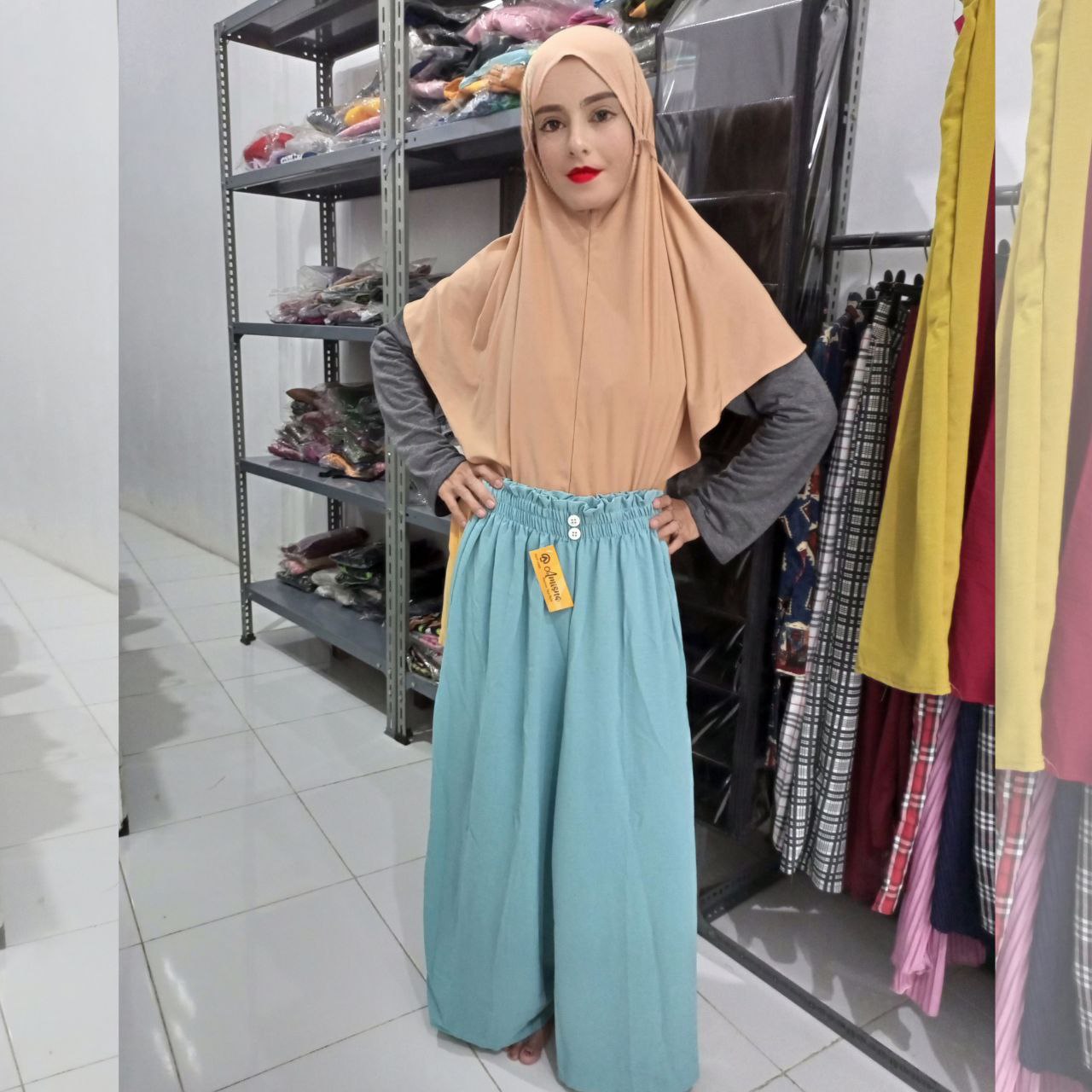 Ini adalah Kulot Crinkle Kancing Jumbo Wardah size: XL, material: crinkle, color: Blue Wardah, brand: krinclecullotbjn, age_group: all ages, style: fashionable culottes, gender: female, pattern: plain,