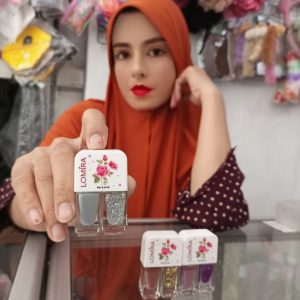 Ini adalah Kutek Lomira 2in1 brand: Lomira, age_group: all ages, gender: female, capacity: 12 ml, ingredients: Butyl Acetate, Ethyl Acetate, Polyacrylic Acid, Nitrocellulose, Isopropyl Alcohol, Alcohol, Stearalkonium Hectorite, Acetyl Tributyl Citrate,
