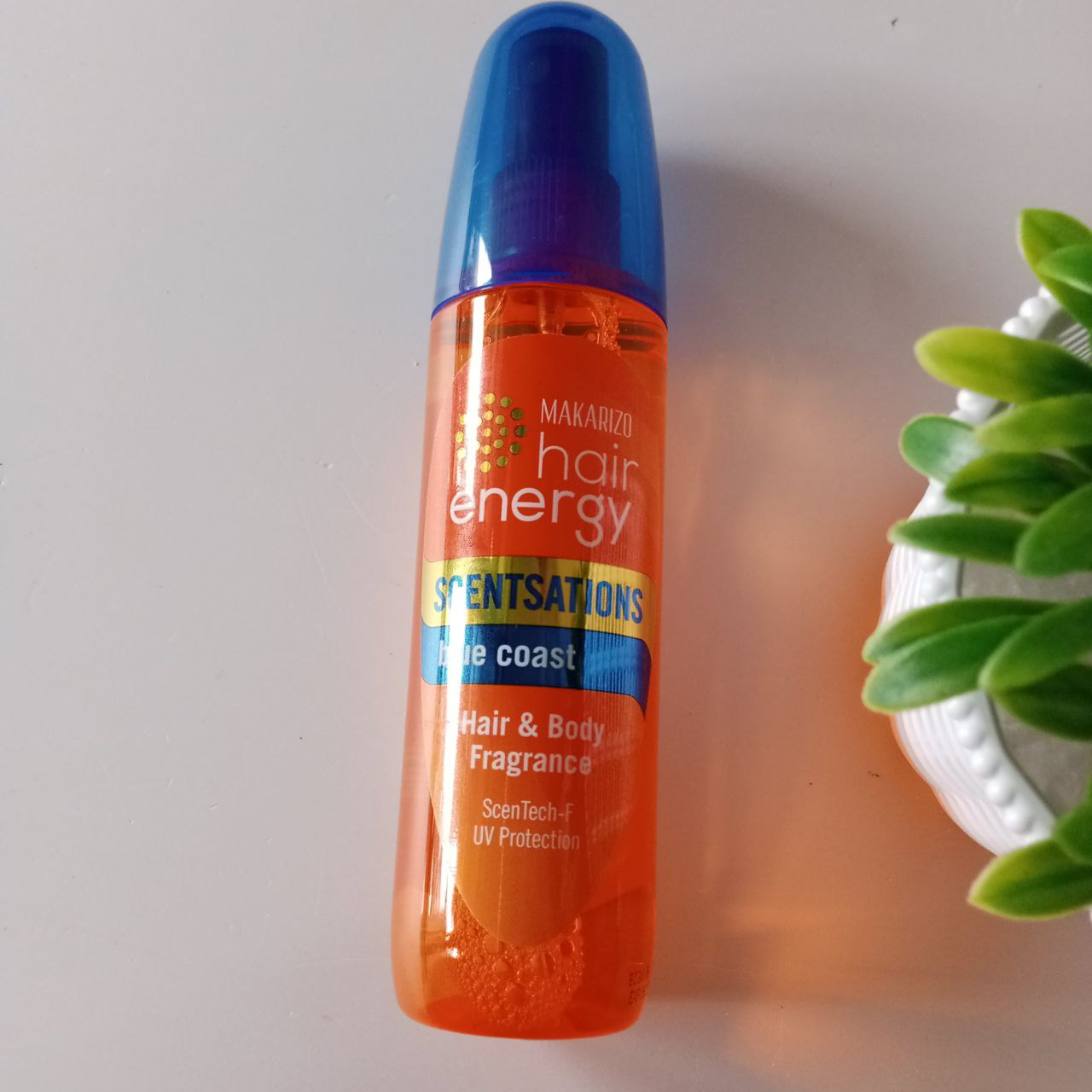 Ini adalah Makarizo Hair Fragrance Blue Coast brand: makarizo, age_group: all ages, gender: female, capacity: 100 ml, ingredients: water (aqua), alcohol, fragrance (parfum), peg-40 hydrogenated castor oil, soyethyl morpholinium ethosulfate, peg-12 dimethicone, panthenyl ethyl ether, tocopheryl acetate, benzophenone-4, phytantriol, glycine soja (soybean) oil, niacinamide, aesculus hippocastanum seed extract, yeast extract, ammonium glycyrrhizate, phenoxyethanol, retinyl palmitate, panthenol, zinc gluconate, caffeine, ascorbyl palmitate, biotin,