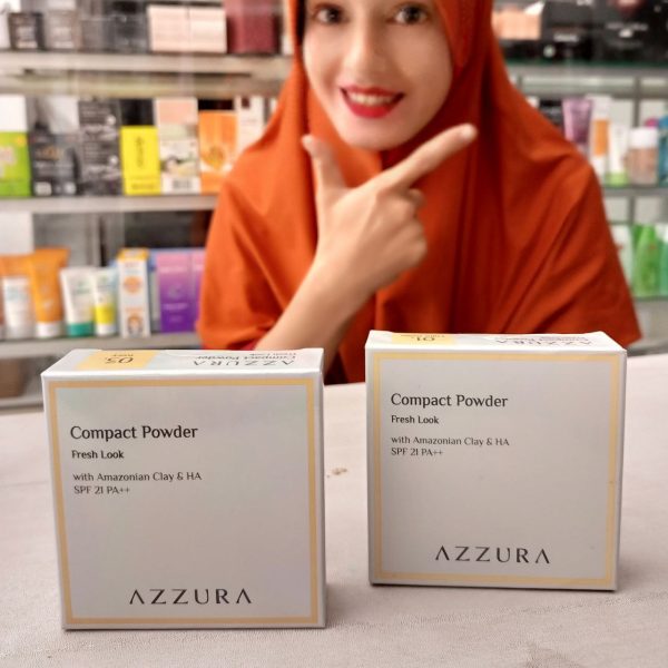 Ini adalah Azzura Compact Powder 02 Natural brand: Azzura, age_group: all ages, gender: female, capacity: 14 ml, ingredients: Talc, Mica, Titanium Dioxide, Zinc Oxide, Ethylhexyl Methoxycinnamate, Octyldodecyl Stearoyl Stearate, Dimethicone, Triethoxycaprylylsilane, Jojoba Esters, Tocopheryl Acetate, Phenoxyethanol, Parfum, Ethylhexylglycerin, Diisostearyl Malate, Phytosteryl/Octyldodecyl Lauroyl Glutamate, Phenoxyethanol, Tocopheryl Acetate (Vitamin E), Ascorbyl Palmitate, Niacinamide (Vitamin B3), Ethylhexylglycerin, Glyceryl Caprylate, Trihydroxystearin, Dimethicone/Methicone Copolymer, May Contain CI 77492, CI 77491, CI 77499,