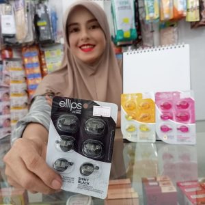 Ini adalah Elips Hair Vitamin Hitam brand: elips, age_group: all ages, gender: female, capacity: 6 ml, ingredients: Cyclopentasiloxane, Phenyl Trimethicone, Fragrance, Dimethiconol, Tocopheryl Acetate, Aleurites Moluccana Seed Oil, Soybean (Glycine Soja) Oil, Aloe Barbadensis Leaf Extract, Polysilicone-15, Panthenyl Ethyl Ether, Retinyl Palmitate, Argania Spinosa Kernel Oil, Ascorbyl Palmitate,