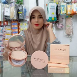 Ini adalah Hanasui Perfect Fit Powder 01 Light brand: Hanasui, age_group: all ages, gender: female, capacity: 12.5 ml, ingredients: Talc, Mica, Titanium Dioxide, Aluminum Starch Octenylsuccinate, Dimethicone, Ethylhexyl Methoxycinnamate, Silica, Butyloctyl Salicylate, Magnesium Myristate, Neopentyl Glycol Diheptanoate, Dimethicone/Vinyl Dimethicone Crosspolymer, Aluminum Hydroxide, Triethoxycaprylylsilane, Sodium Dehydroacetate, Tocopheryl Acetate, Prunus Persica Flower Extract, Glycerin, Fragrance, Zea Mays Starch, Isoceteth-10,