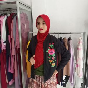 Ini adalah Jaket Bomber Flow Hitam size: L, material: fleece, color: black, brand: bomberflowbjn, age_group: all ages, style: crop style, gender: female, pattern: bordir,