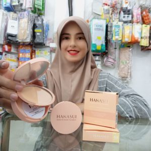 Ini adalah Hanasui Perfect Fit Powder 02 Natural brand: Hanasui, age_group: all ages, gender: female, capacity: 12.5 ml, ingredients: Talc, Mica, Titanium Dioxide, Aluminum Starch Octenylsuccinate, Dimethicone, Ethylhexyl Methoxycinnamate, Silica, Butyloctyl Salicylate, Magnesium Myristate, Neopentyl Glycol Diheptanoate, Dimethicone/Vinyl Dimethicone Crosspolymer, Aluminum Hydroxide, Triethoxycaprylylsilane, Sodium Dehydroacetate, Tocopheryl Acetate, Prunus Persica Flower Extract, Glycerin, Fragrance, Zea Mays Starch, Isoceteth-10,
