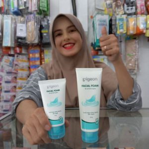 Ini adalah Pigeon Facial Foam 40gr All Skin brand: Pigeon, age_group: all ages, gender: female, capacity: 40 ml, ingredients: Purified Water, Sodium Laureth Sulfate, Cocamidopropyl Betaine, Sodium Stearate, Glycerine, Citric Acid, Phenoxyethanol, Glycol Distearate, Fragrance, Methylparaben, Propylene Glycol, Tetrasodium EDTA, Methylpropanediol, Butylparaben, Ethylparaben, PEG-40 Hydrogenated Castor Oil, Propylparaben, 1,2-Hexanediol, Caprylyl Glycol, Simmondsia Chinensis (Jojoba) Seed Oil, Chamomilla Recutita (Matricaria) Extract,