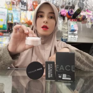 Ini adalah Focallure Setting Powder 02 brand: Focallure, age_group: all ages, gender: female, capacity: 7 ml, ingredients: talc, aluminum starch octenylsuccinate, silica, CI 77891, dimethicone, aluminum hydroxide, ethylhexyl palmitate, caprylic/capric triglyceride, methylparaben, propylparaben, CI 77492, CI 77491, CI 77499,