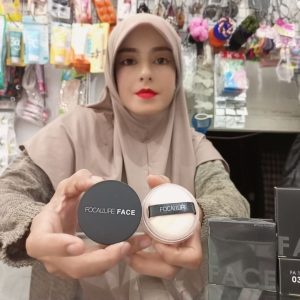 Ini adalah Focallure Setting Powder 03 brand: Focallure, age_group: all ages, gender: female, capacity: 7 ml, ingredients: talc, aluminum starch octenylsuccinate, silica, CI 77891, dimethicone, aluminum hydroxide, ethylhexyl palmitate, caprylic/capric triglyceride, methylparaben, propylparaben, CI 77492, CI 77491, CI 77499,