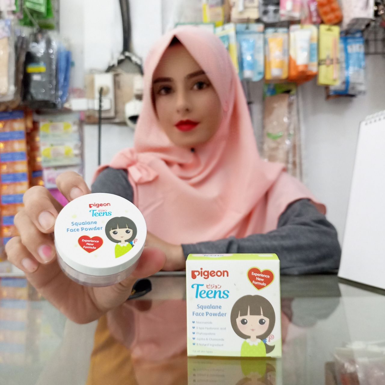 Ini adalah Pigeon Teen Squalane Face Powder brand: Pigeon, age_group: teen, gender: female, capacity: 12 ml, ingredients: Talc, Maize Starch, Kaolin, Niacinamide, Phenoxyethanol, Macademia Ternifolia Seed Oil, Fragrance, Allantoin, Ethylhexylglycerine, Phyfosqualane, Glycine Soja (Soybean) Oil, Persea Gratissima (Avocado) Oil, Simmondsia Chinensis (Jojobal Seed Oil, Water, Bisabolol, 1,2-Hexanediol, Sodium Hyaluronate, Hydrolyzed Hyaluronic Acid, Sodium Acetylated Hyaluronate, PEG-9 Diglycidyl Ether/Sodium Hyaluronate Crosspolymer, Hydroxypropyltrimonium Hyaluronate, Hydrolyzed Sodium Hyaluronate, Potassium Hyaluronate, isobornyl Acetate, Triticum Vulgare (Wheat) Bran Extract, Calendula Officinalis Flower Extract, Chamomilla Recutita (Matricaria) Flower Extract, Fucus Vesiculosus Extract, BHT, Linoleic Acid, Tocopherol,