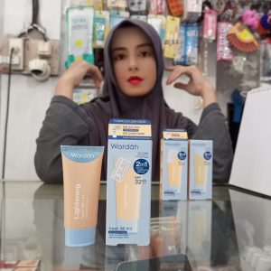 Ini adalah Wardah Lightening BB Tint 02 Natural brand: Wardah, age_group: adult, gender: female, capacity: 15 ml, ingredients: Aqua, Ethylhexyl Methoxycinnamate, Cyclopentasiloxane, Butylene Glycol, Isododecane, Caprylyl Methicone, Niacinamide, Dimethicone, Ethylhexyl Palmitate, Lauryl PEG-9 Polydimethylsiloxyethyl Dimethicone, PEG-10 Dimethicone, Titanium Dioxide, Stearic Acid, Dimethicone Crosspolymer, Sodium Chloride, Triethylhexanoin, Zinc Oxide, Disteardimonium Hectorite, Silica, Cyclohexasiloxane, Propylene Glycol, Polyhydroxystearic Acid, Phenoxyethanol, Dimethicone/Vinyl Dimethicone Crosspolymer, Aloe Barbadensis (Aloe Vera) Leaf Extract, Propylene Carbonate, Triethoxycaprylylsilane, Aluminum Hydroxide, Nylon-12, Tocopheryl Acetate, Glycerin, Allantoin, Ascorbyl Tetraisopalmitate, Ethylhexylglycerin, Disodium EDTA, Sodium Hyaluronate, BHT, Trimethylsiloxysilicate, Glycyrrhiza Glabra (Licorice) Root Extract, Carbomer, Polysorbate 20, Potassium Sorbate, Sodium Benzoat, Tocopherol, Palmitoyl Pentapeptide-4.,
