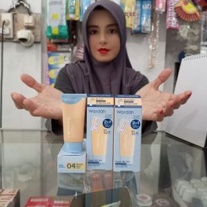 Ini adalah Wardah Lightening BB Tint 04 Neutral Beige brand: Wardah, age_group: adult, gender: female, capacity: 15 ml, ingredients: Aqua, Ethylhexyl Methoxycinnamate, Cyclopentasiloxane, Butylene Glycol, Isododecane, Caprylyl Methicone, Niacinamide, Dimethicone, Ethylhexyl Palmitate, Lauryl PEG-9 Polydimethylsiloxyethyl Dimethicone, PEG-10 Dimethicone, Titanium Dioxide, Stearic Acid, Dimethicone Crosspolymer, Sodium Chloride, Triethylhexanoin, Zinc Oxide, Disteardimonium Hectorite, Silica, Cyclohexasiloxane, Propylene Glycol, Polyhydroxystearic Acid, Phenoxyethanol, Dimethicone/Vinyl Dimethicone Crosspolymer, Aloe Barbadensis (Aloe Vera) Leaf Extract, Propylene Carbonate, Triethoxycaprylylsilane, Aluminum Hydroxide, Nylon-12, Tocopheryl Acetate, Glycerin, Allantoin, Ascorbyl Tetraisopalmitate, Ethylhexylglycerin, Disodium EDTA, Sodium Hyaluronate, BHT, Trimethylsiloxysilicate, Glycyrrhiza Glabra (Licorice) Root Extract, Carbomer, Polysorbate 20, Potassium Sorbate, Sodium Benzoat, Tocopherol, Palmitoyl Pentapeptide-4.,
