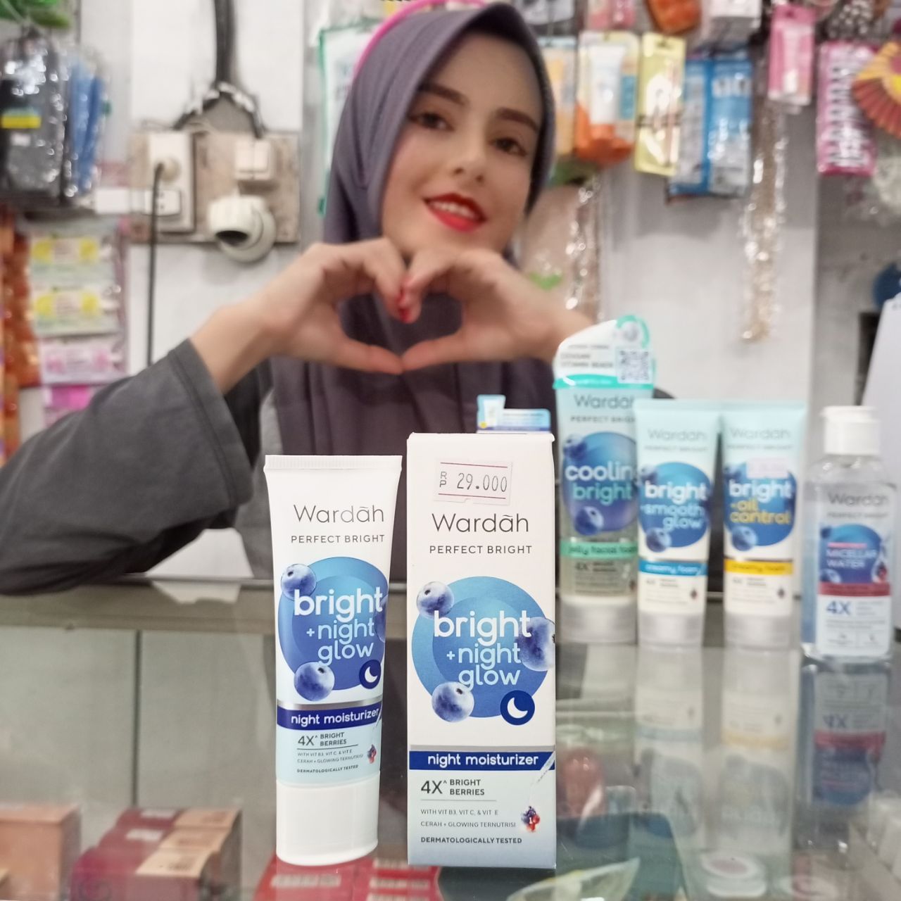 Ini adalah Wardah Perfect Bright Night Glow Moisturizer 20ml brand: Wardah, age_group: all ages, gender: female, capacity: 20 ml, ingredients: Aqua, Gluconolactone, Glycerin, Squalane, Dicaprylyl Carbonate, Dimethicone, Sodium Citrate, Cyclopentasiloxane, Arachidyl Alcohol, Cetearyl Alcohol, Propanediol, Sclerotium Gum, Behenyl Alcohol, Phenoxyethanol, Polyacrylate Crosspolymer-6, Mica, Arachidyl Glucoside, Synthetic Fluorphlogopite, Butylene Glycol, Chlorphenesin, Titanium Dioxide, Dimethicone/Vinyl Dimethicone Crosspolymer, Allantoin, Tocopheryl Acetate, Vaccinium Macrocarpon (Cranberry) Fruit Extract, Fragrance, Hydrogen Dimethicone, Niacinamide, Actinidia Polygama Fruit Extract, Tin Oxide, Potassium Sorbate, Sodium Benzoate, 3-O-Ethyl Ascorbic Acid, Isomalt, Euterpe Oleracea Fruit Extract, Trideceth-9, PEG-40 Hydrogenated Castor Oil, Callicarpa Japonica Fruit Extract, Ethylhexylglycerin, Lecithin, Lycium Barbarum Callus Culture Extract, Polysorbate 20, CI 17200,