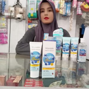 Ini adalah Wardah Perfect Bright Oil Control Moisturizer 20ml brand: Wardah, age_group: all ages, gender: female, capacity: 20 ml, ingredients: Aqua, Ethylhexyl Methoxycinnamate, Niacinamide, Polymethyl Methacrylate, Butyloctyl Salicylate, Diethylamino Hydroxybenzoyl Hexyl Benzoate, Octocrylene, Propylene Glycol, Cetyl Alcohol, Titanium Dioxide, Glyceryl Stearate, Dimethicone, Stearic Acid, Butylene Glycol, Phenoxyethanol, PEG-100 Stearate, Polyacrylamide, Cyclopentasiloxane, Polymethylsilsesquioxane, C13-14 Isoparaffin, Allantoin, Tetrasodium EDTA, Ethylhexylglycerin, Laureth-7, Triethoxycaprylylsilane, Aluminum Hydroxide, Dimethicone/Vinyl Dimethicone Crosspolymer, Fragrance, Arbutin, Citric Acid, Sodium Sulfite, Tocopheryl Acetate, BHT, Acetyl Tyrosine, Saxifraga Sarmentosa Extract, Paeonia Suffruticosa Root Extract, Aminopropyl Ascorbyl Phosphate, Glycerin, Isomalt, Scutellaria Baicalensis Root Extract, Trideceth-9, Glutathione, PEG-40 Hydrogenated Castor Oil, Vaccinium Macrocarpon (Cranberry) Fruit Extract, Euterpe Oleracea Fruit Extract, Polysorbate 20, Lecithin, Lycium Barbarum Callus Culture Extract, Potassium Sorbate, Sodium Benzoate, Callicarpa Japonica Fruit Extract, CI 17200,