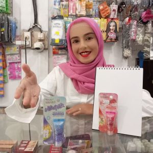 Ini adalah Makarizo Vitaglitz Hair Serum Reflect Enhancer brand: makarizo, age_group: all ages, gender: female, capacity: 8ml, ingredients: cyclopentasiloxane, cyclotetrasiloxane, dimethiconol, phenyl trimethicone, fragrance (parfum), helianthus annuus seed oil, polysilicone-15, glycine soja oil, propylene glycol, honey extract, actinidia chinensis (kiwi) fruit extract, tocopheryl acetate, hydrolyzed silk pg-propyl methylsilanediol crosspolymer, water (aqua), ci 60725, panthenylethyl ether, retinyl palmitate, ascorbyl palmitate,
