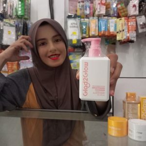 Ini adalah Glad2Glow Milk Amino Cleanser brand: Glad2Glow, age_group: all ages, gender: female, capacity: 80 ml, ingredients: Aqua, Potassium Palm Kernelate, Potassium Cocoate, Potassium Cocoyl Glycinate, Sodium Cocoyl Glycinate, Lauryl Hydroxysultaine, Milk Protein Extract, Glycol Distearate, Niacinamide, Arginine, Ceramide EOP, Ceramide NS, Ceramide NP, Ceramide AS, Ceramide AP, Propylene Glycol, Potassium Palmitate, Sodium Methyl Lauroyl Taurate, Sodium Chloride, Hydroxypropyl Methylcellulose, Polyquaternium-43, Polyquaternium-7, Stearic Acid, Hydroxystearic Acid, Methylparaben, Propylparaben, Sodium Benzoate, Aroma,