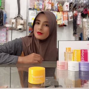 Ini adalah Glad2Glow Moisturizer Jeju brand: Glad2Glow, age_group: all ages, gender: female, capacity: 30ml, ingredients: Aqua, Butylene Glycol, Niacinamide, Ascorbic Acid, Arginine, Caprylic/Capric Triglyceride, Isopropyl Palmitate, Glycerin, Cetearyl Alcohol, Hydroxyacetophenone, Ammonium Acryloyldimethyltaurate/VP Copolymer, 1,2-Hexanediol, Trehalose, Polycrylate-13, Allantoin, Citrus Reticulata peel oil, polysorbate 20,