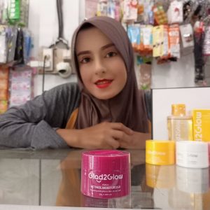 Ini adalah Glad2Glow Moisturizer Retinol brand: Glad2Glow, age_group: all ages, gender: female, capacity: 30 ml, ingredients: Aqua, Dimethicone, Hydroxyethyl Urea, Glycerin, Isododecane, Niacinamide, Glycereth-26, Trehalose, Butylene Glycol, Allantoin, Phenoxyethanol, Acrylates/C10-30 Alkyl Acrylate Crosspolymer, Tromethamine, Polyglyceryl-6 Distearate, Hydrogenated Lecithin, Retinol, Dimethiconol, Methylparaben, Prunus Persica (Peach) Fruit Extract, Polyacrylate Crosspolymer-6, Carbomer, Jojoba Esters, Hexyldecanol, Glyceryl Glucoside, Ammonium Acryloyldimethyltaurate/VP Copolymer, Ethylhexylglycerin, Cetyl Alcohol, Polyglyceryl-3 Beeswax, Ceramide NP, Propanediol, Pentylene Glycol, Cholesterol, Avena Sativa (Oat) Kernel Extract, Anthemis Nobilis Flower/Leaf/Stem Extract, Lactic Acid, Centella Asiatica Extract, Matrine, Ectoin, Hydroxypinacolone Retinoate, Hydroxyethylpiperazine Ethane Sulfonic Acid, Adenosine,
