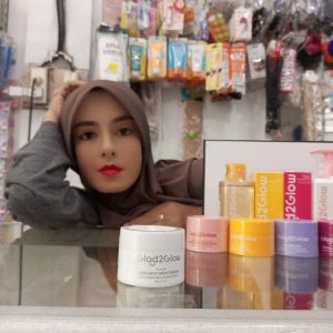 Ini adalah Glad2Glow Moisturizer Yuja Symwhite 30gr brand: Glad2Glow, age_group: all ages, gender: female, capacity: 30 ml, ingredients: Aqua, Butylene Glycol, Niacinamide, Dimethicone, Caprylic/Capric Triglyceride, Panthenol, Phenylethyl Resorcinol, Citrus Paradisi Fruit Extract, Isopropyl Palmitate, Glycerin, Cetearyl Alcohol, Hydroxyacetophenone, Ammonium Acryloyldimethyltaurate/VP Copolymer, 1,2-Hexanediol, Citrus Reticulata Peel Extract, Polyglyceryl-3 Methylglucose Distearate, Polysorbate 20, Sorbitan Isostearate, Nonapeptide-1, Propanediol, Hydrogenated Lecithin, Ceramide NP, Ceramide NS, Ceramide AS, Ceramide EOP, Ceramide AP,
