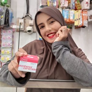 Ini adalah OMG Panthenol Moisturizer 30gr brand: Oh My Glam, age_group: all ages, gender: female, capacity: 30 ml, ingredients: Aqua, Niacinamide, Betaine, PEG-8, Propanediol, Phenoxyethanol, Sodium Acrylates Crosspolymer-2, Panthenol, Propylene Glycol, Trideceth-9, PEG-40 Hydrogenated Castor Oil, Glycyrrhiza Glabra (Licorice) Root Extract, Synthetic Fluorphlogopite, Chlorphenesin, Glycerin, Allantoin, Carbomer, Disodium EDTA, Polysorbate 20, Silica, Hydrolyzed Hyaluronic Acid, Pentylene Glycol, Menthyl Lactate, PPG-26-Buteth-26, Beta-Glucan, Tin Oxide, Sodium Chloride, Caprylyl Glycol, Fragrance, Caprylic/Capric Triglyceride, Ethylhexylglycerin, Deoxypentantriyl Palmitamide MEA, Hydrogenated Lecithin, Ceramide NP, Cholesterol, CI 77891, CI 42090,