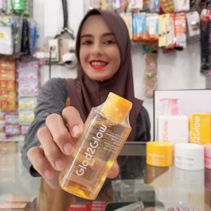 Ini adalah Glad2Glow Micellar Water Vit C 130ml brand: Glad2glow, age_group: all ages, gender: female, capacity: 130 ml, ingredients: Aqua, Ascorbic Acid, PEG-6 Caprylic/Capric Glycerides, Propylene Glycol, Citrus Limon Fruit Extract, Arginine, Phenoxyethanol, Ethylhexylglycerin, Polyaminopropyl Biguanide, Betaine, Chlorphenesin, Sorbitol, Aroma, Disodium EDTA,