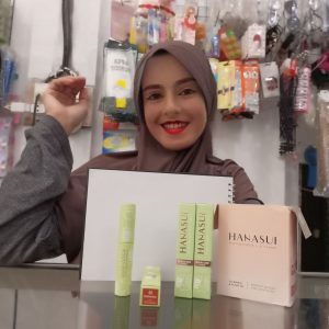 Ini adalah Lipcream Hanasui Matcha 03 Matchachiano brand: Hanasui, age_group: all ages, gender: female, capacity: 5.5 ml, ingredients: Cyclopentasiloxane, Isododecane, Mica, Microcrystalline Wax, Polyethylene, Trimethylsiloxysilicate, Ozokerite, VP/Hexadecene Copolymer, Aluminum Starch Octenylsuccinate, Dimethicone, Aluminum Hydroxide, Caprylyl Glycol, Phenoxyethanol, Tocopheryl Acetate, Triethoxycaprylylsilane, Fragrance, CI 77891, CI 77499, CI 77492,