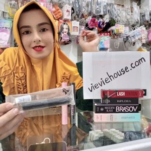 Ini adalah Madame Gie Mascara Netizen Black Fibre brand: Madame Gie , age_group: all ages, gender: female, capacity: 3 ml, ingredients: Cyclopentasiloxane, Dimethicone/Vinyl Dimethicone Crosspolymer, Trimethylsiloxysilicate, Sucrose Acetate Isobutyrate, Isododecane, C30-45 Alkyl Dimethicone, C30-45 Olefin, Candelilla (Euphorbia Cerifera) Wax, VP/Hexadecene Copolymer, Triethoxycaprylylsilane, Nylon-6, Panthenol, Glyceryl Glucoside, Fragrance (Parfum) Components and Finished Fragrances,