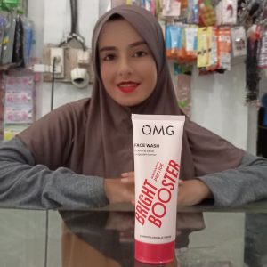 Ini adalah OMG Face Wash 100ml brand: OMG, age_group: all ages, gender: female, capacity: 100 ml, ingredients: Aqua, Glycerin, Stearic Acid, Myristic Acid, Potassium Hydroxide, Lauric Acid, Propylene Glycol, Glyceryl Stearate, Glycol Distearate, Decyl Glucoside, Kaolin, Sodium Ascorbyl Phosphate, Tocopheryl Acetate, Niacinamide, Oligopeptide-68, Sodium Methyl Cocoyl Taurate, Allantoin, Sodium PCA, PCA, Serine, Alanine, Glycine, Glutamic Acid, Lysine HCl, Threonine, Arginine, Proline, Glycyrrhiza Glabra (Licorice) Root Extract, Sodium Oleate, Butylene Glycol, Betaine, Sodium Lactate, Gluconolactone, Hydrogenated Lecithin, Fragrance, Disodium EDTA, Ethylhexylglycerin, Hydroxypropyl Methylcellulose, Sodium Benzoate, Phenoxyethanol, Polyquaternium-7,