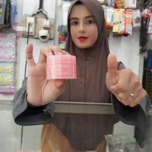Ini adalah Madame Gie Niacera Moisturizer Gel 30gr brand: Glad2Glow, age_group: all ages, gender: female, capacity: 30 ml, ingredients: Aqua, Niacinamide, Caprylic/Capric Triglyceride, Glycerin, Mineral Oil, Ammonium Acryloyldimethyltaurate/VP Copolymer, Phenoxyethanol, Portulaca Oleracea Extract, Polyacrylamide, Ceramide NP, Sodium Hyaluronate, C13-14 Isoparaffin, Tranexamic Acid, Ascorbyl Tetraisopalmitate, Polyglutamic Acid, Laureth-7, Alpha-Arbutin, Glutathione, Aroma,