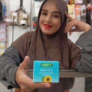 Ini adalah Natur-E Bright and Glow Radiant Miracle Moiturizer Gel 30ml brand: Natur-e, age_group: all ages, gender: female, capacity: 30 ml, ingredients: Water, Butylene Glycol, Caprylic/Capric Triglyceride, Glycerin, Niacinamide, Dicaprylyl Carbonate, Saccharide Isomerate, Cetearyl Olivate, Cetyl Alcohol, Glyceryl Stearate, PEG-100 Stearate, Dimethicone, Cyclopentasiloxane, Sorbitan Olivate, Carbomer, Aminomethyl Propanol, Titanium Dioxide, Fragrance, Ethylhexylglycerin, Dimethicone Crosspolymer, Disodium EDTA, Citric Acid, Sodium Citrate, Ascorbyl Tetraisopalmitate, Vaccinium Myrtillus Fruit Extract, Alpha-Arbutin, Hydrolyzed Pearl, Dextrin, Euterpe Oleracea Fruit Extract, Maltodextrin, Tocopherol, Potassium Sorbate, Sodium Benzoate, CI 17200, CI 42090,