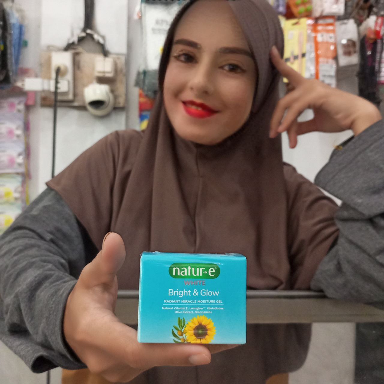 Ini adalah Natur-E Bright and Glow Radiant Miracle Moiturizer Gel 30ml brand: Natur-e, age_group: all ages, gender: female, capacity: 30 ml, ingredients: Water, Butylene Glycol, Caprylic/Capric Triglyceride, Glycerin, Niacinamide, Dicaprylyl Carbonate, Saccharide Isomerate, Cetearyl Olivate, Cetyl Alcohol, Glyceryl Stearate, PEG-100 Stearate, Dimethicone, Cyclopentasiloxane, Sorbitan Olivate, Carbomer, Aminomethyl Propanol, Titanium Dioxide, Fragrance, Ethylhexylglycerin, Dimethicone Crosspolymer, Disodium EDTA, Citric Acid, Sodium Citrate, Ascorbyl Tetraisopalmitate, Vaccinium Myrtillus Fruit Extract, Alpha-Arbutin, Hydrolyzed Pearl, Dextrin, Euterpe Oleracea Fruit Extract, Maltodextrin, Tocopherol, Potassium Sorbate, Sodium Benzoate, CI 17200, CI 42090,