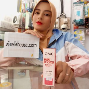 Ini adalah OMG Moisturizer Cream 25gr brand: Oh My Glam, age_group: all ages, gender: female, capacity: 25 ml, ingredients: Aqua, Stearic Acid, Glycerin, Niacinamide, Cyclopentasiloxane, Cyclohexasiloxane, Dimethicone, Ethylhexyl Methoxycinnamate, Cetyl Alcohol, Heptyl Glucoside, Palmitic Acid, Phenoxyethanol, Titanium Dioxide, Butyl Methoxydibenzoylmethane, Polyacrylate-13, Chlorphenesin, Polyisobutene, Arachidic Acid, Allantoin, Fragrance, Potassium Hydroxide, Sodium Ascorbyl Phosphate, Tocopheryl Acetate, Polysorbate 20, Triethoxycaprylylsilane, Aluminum Hydroxide, Heptanol, Butylene Glycol, BHT, Oligopeptide-68, Hydrogenated Lecithin, Sodium Oleate, Disodium EDTA,