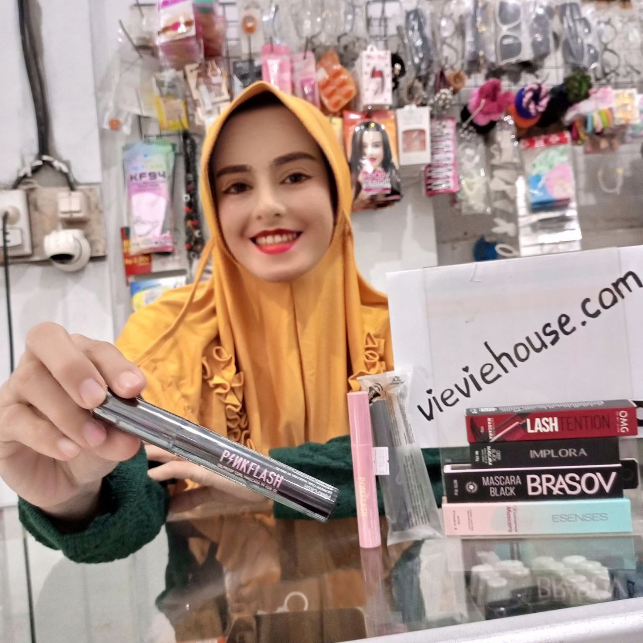 Ini adalah Pinkflash Volumizing Mascara Hitam brand: Madame Gie , age_group: all ages, gender: female, capacity: 7 ml, ingredients: AQUA, STYRENE/ACRYLATES COPOLYMER, PROPYLENE GLYCOL, COPERNICIA CERIFERA WAX, GLYCERYL STEARATE, ISOHEXADECANE, ALCOHOL DENAT., HYDROXYETHYLCELLULOSE, CETEARYL ALCOHOL, SORBITAN STEARATE, HYDRATED SILICA, LULULOSE, PHENOXYETHANOL, CAPRYLYL GLYCOL, PARFUM,