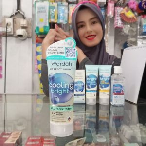 Ini adalah Wardah Perf Bright Cooling Bright Foam 100ml brand: Wardah, age_group: all ages, gender: female, capacity: 100 ml, ingredients: Aqua, Sodium Laureth Sulfate, Cocamidopropyl Betaine, Glycerin, Propylene Glycol, Acrylates Copolymer, Decyl Glucoside, Sodium PCA, Olive Oil PEG-7 Esters, Vaccinium Myrtillus Fruit Extract, Euterpe Oleracea Fruit Extract, Lecithin, Lactic Acid, Vaccinium Macrocarpon Fruit Extract, Callicarpa Japonica Fruit Extract, Gentiana Barbata Callus Culture Extract, Niacinamide, Panthenol, Butylene Glycol, Calcium Pantothenate, Sodium Ascorbyl Phosphate, Pyridoxine HCL, Tocopheryl Acetate, Allantoin, Mannitol, Polyquaternium-7, Phenoxyethanol, Menthol, Citric Acid, Sodium Chloride, Sodium Hydroxide, Maltodextrin, Titanium Dioxide, Disodium EDTA, Ethylhexylglycerin, Microcrystalline Cellulose, Zea Mays (Corn) Starch, Mica, Sodium Benzoate, isomalt, Potassium Sorbate, CI 77491, CI 77891, CI 77492, CI 77499,