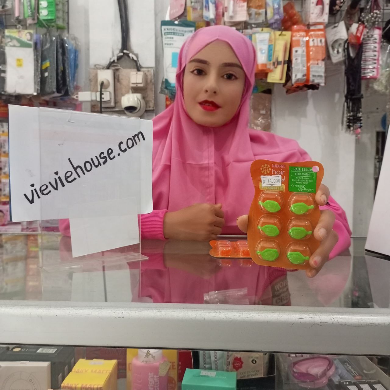 Ini adalah Makarizo Vitaglitz Aloe Melon brand: makarizo, age_group: all ages, gender: female, capacity: 6 ml, ingredients: Cyclopentasiloxane, Dimethiconol, Phenyl Trimethicone, Parfum, Helianthus Annuus Seed Oil, Isostearic Acid, Polysilicone-15, Isostearoyl Hydrolyzed Collagen, Hydrolyzed Keratin, Argania Spinosa Kernel Oil, Tocopheryl Acetate, Hydrolyzed Silk PG-Propyl Methylsilanediol Crosspolymer, Glycine Soja (Soybean) Oil, Aloe Vera Leaf Extract, Panthenyl Ethyl Ether, Retinyl Palmitate, Potassium Sorbate, Sodium Benzoate, Ascorbyl Palmitate.,